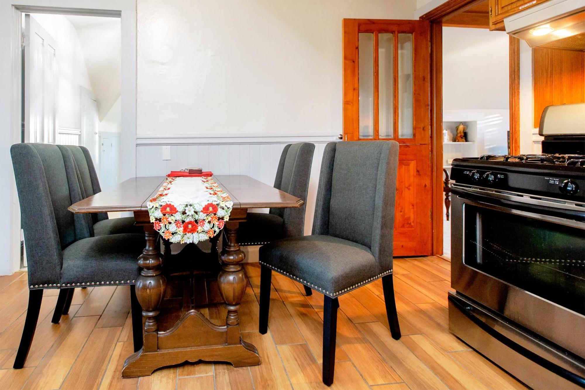 Alameda 3Br Unique Victorian Penthouse With Deck And Outdoor Furniture, Ac, 3 Blocks To Beach & Shopping Center & 2 Free Parking Spaces 외부 사진